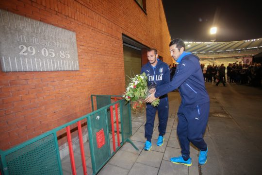 Italiens Abwehrspieler Giorgio Chiellini und Torwart Gianluigi Buffon legen einen Kranz und ein Trikot mit der Nummer 39 an der Gedenktafel am Heysel-Stadion nieder (12.11.)