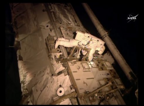 US-Astronaut Scott Kelly bei der Inspektion der Internationalen Raumstation ISS am 6.11.