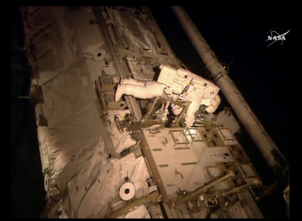 US-Astronaut Scott Kelly bei der Inspektion der Internationalen Raumstation ISS am 6.11.