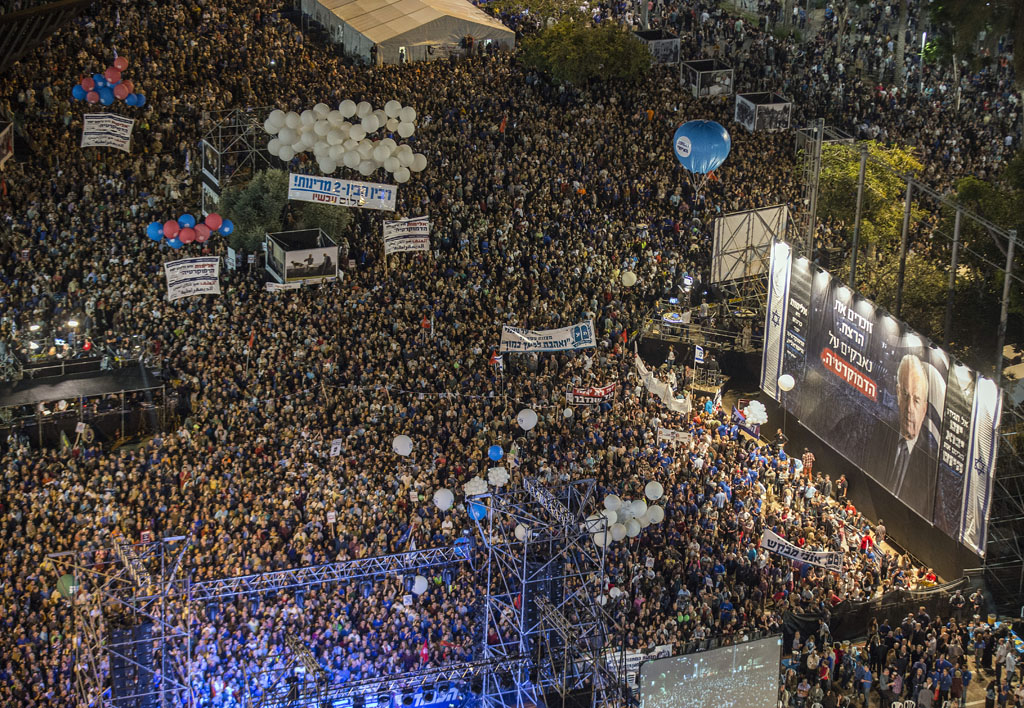 Zehntausende Menschen gedenken in Tel Aviv des vor 20. Jahren ermordeten israelischen Ministerpräsidenten Izchak Rabin