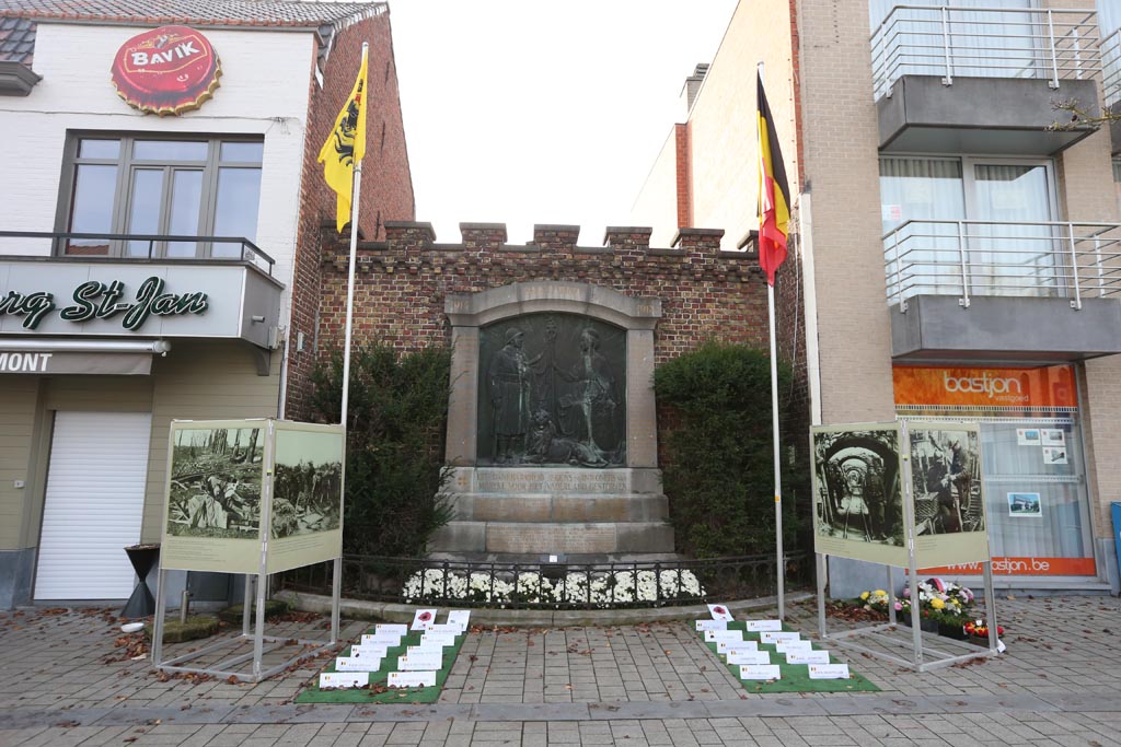 Veteranen-Denkmal bei Kortrijk - Auto fährt in Gruppe von Kriegsveteranen