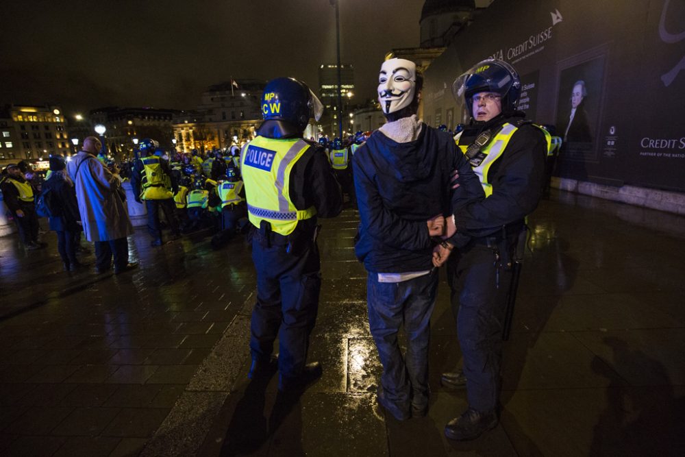 Britische Polizisten nehmen einen Demonstranten in London fest (5.11.)