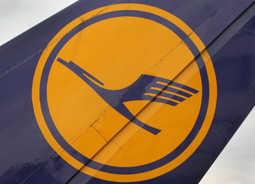 Lufthansa-Flugbegleiter setzen Streik fort (Logo vom 6.11. am Flughafen von Frankfurt am Main)