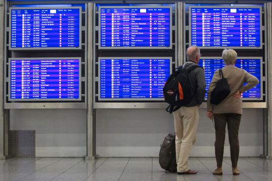 Reisende am Flughafen in Frankfurt am Main (9.11.)