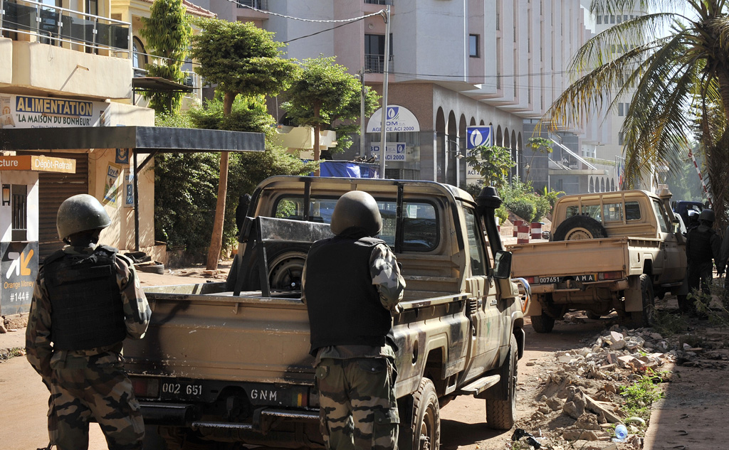 Malische Sicherheitskräfte positionieren sich vor dem Radisson-Hotel in Bamako