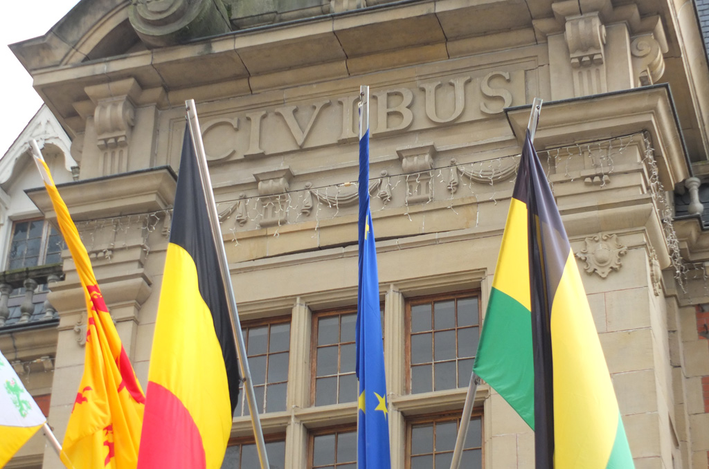 Die neutrale lateinische Inschrift "Civibus" (statt der Wahl zwischen "Den Bürgern"/"Aux citoyens") ziert das Rathaus in Malmedy