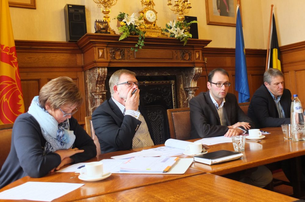 Vertreter des Gemeindekollegiums von Malmedy bei der Präsentation der Maßnahmen