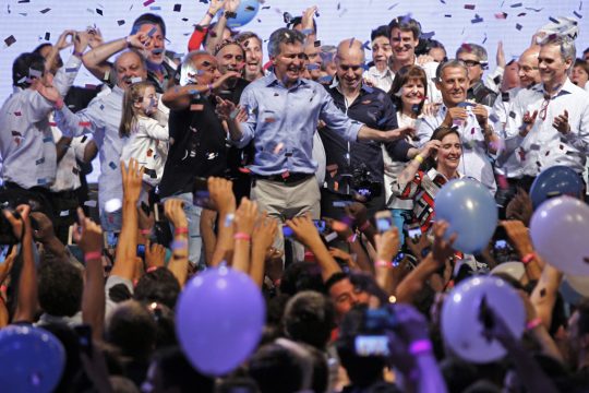 Präsidentenwahl in Argentinien: Der konservative Oppositionsführer Mauricio Macri (M.) hat Grund zur Freude