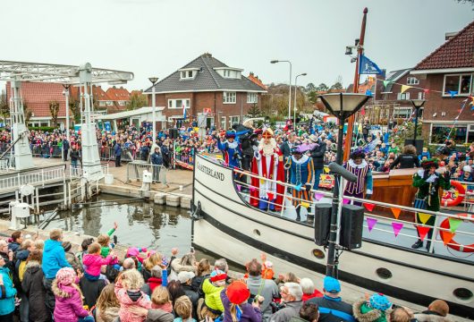 Ankunft von Sinterklaas und den "Zwarten Pieten" in der Stadt Meppel