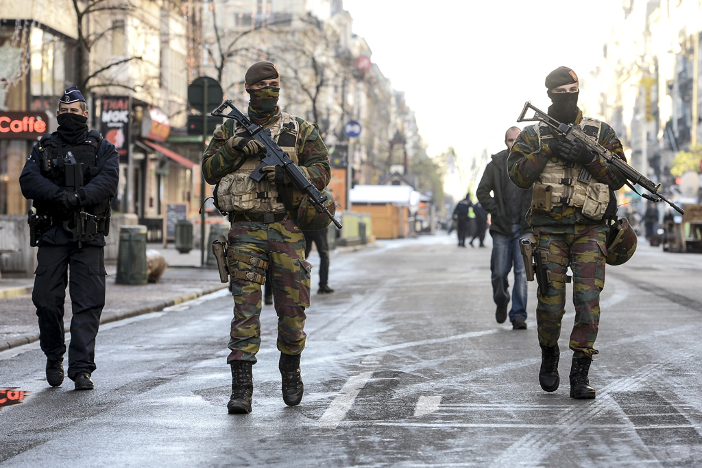 Polizei und Militär patrouilleren in Brüssel (23.11.2015)