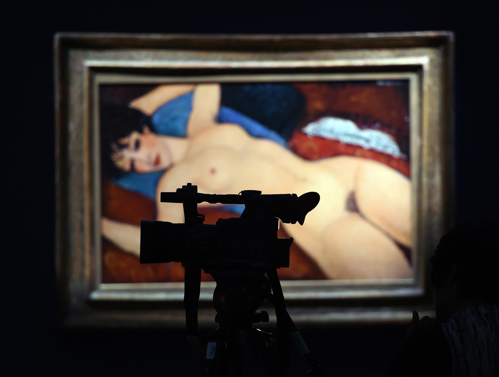 Kamera vor dem Gemälde "Nu couché" von Amedeo Modigliani im Auktionshaus Christie's in New York (30.10.)