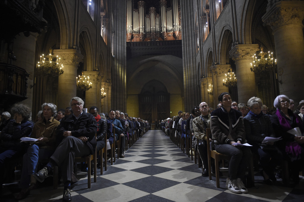 Gottesdienst in der Kathedrale Notre-Dame für die unschuldigen Opfer der Terroranschläge (15.11.)