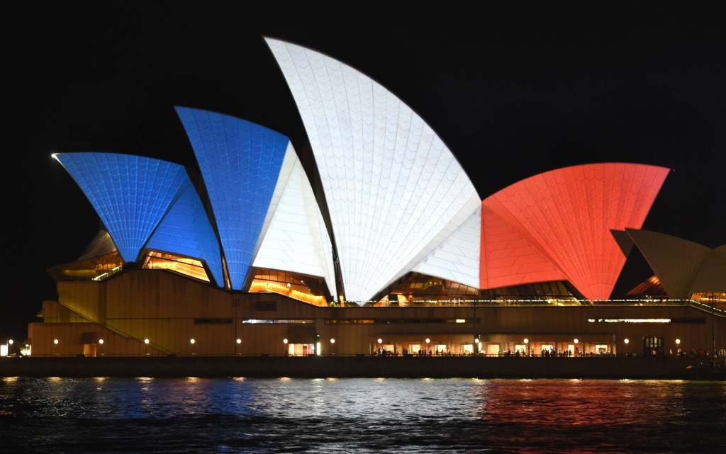 Für die Opfer der Terroranschläge in Paris: Oper von Sydney in blau-weiß-rot