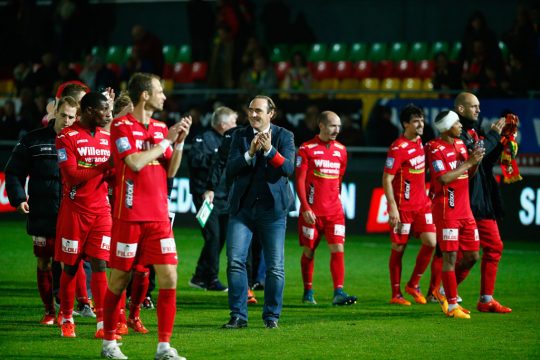 KV-Ostende-Spieler und Trainer Yves Vanderhaeghe haben Grund zur Freude