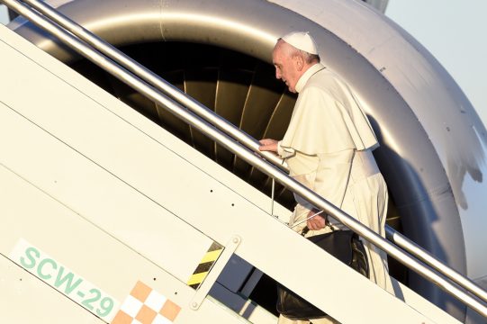 Papst Franziskus beim Einsteigen in die Maschine nach Afrika (25.11.)