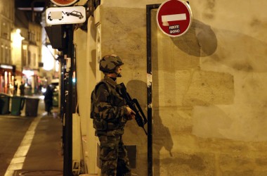 Soldat sichert Straße nahe "La Belle Equipe"