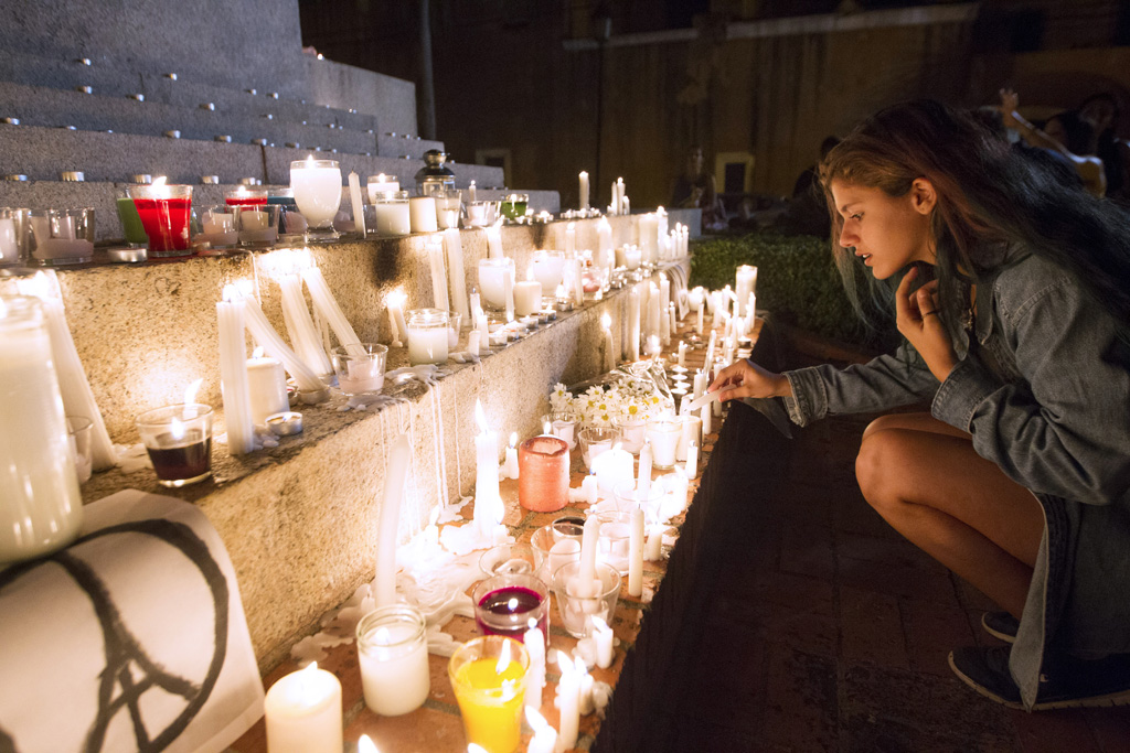 Santo Domingo: Kerzen für die Opfer des Terroranschlags in Paris (15.11.)