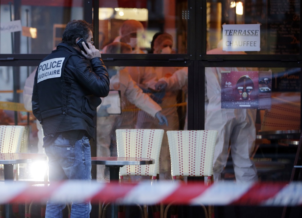 Der Tag nach den Anschlägen: Paris im Schockzustand (Bild: Polizei und Spurensicherung untersuchen das Café Bonne Bière)