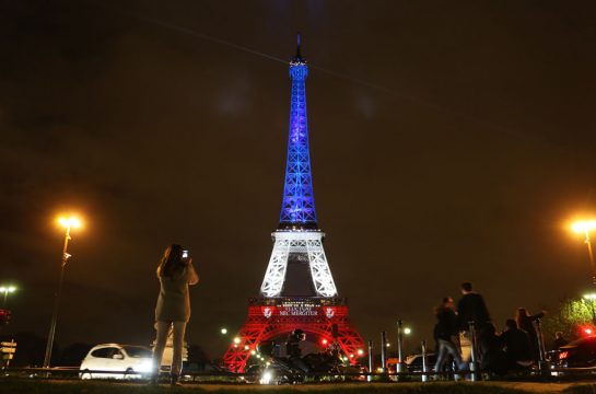 Pariser Eiffel-Turm in den Farben der französischen Nationalflagge (Archivbild: Ludovic Marin/AFP)