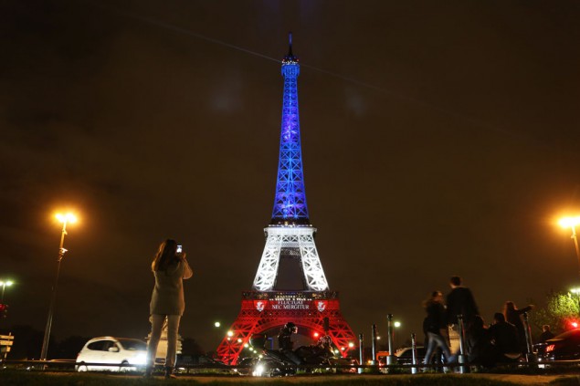 Pariser Eiffel-Turm in den Farben der französischen Nationalflagge (Archivbild: Ludovic Marin/AFP)