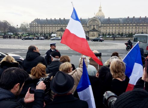 Frankreich gedenkt der Terroropfer in Paris - Menschen vor dem Invalidendom