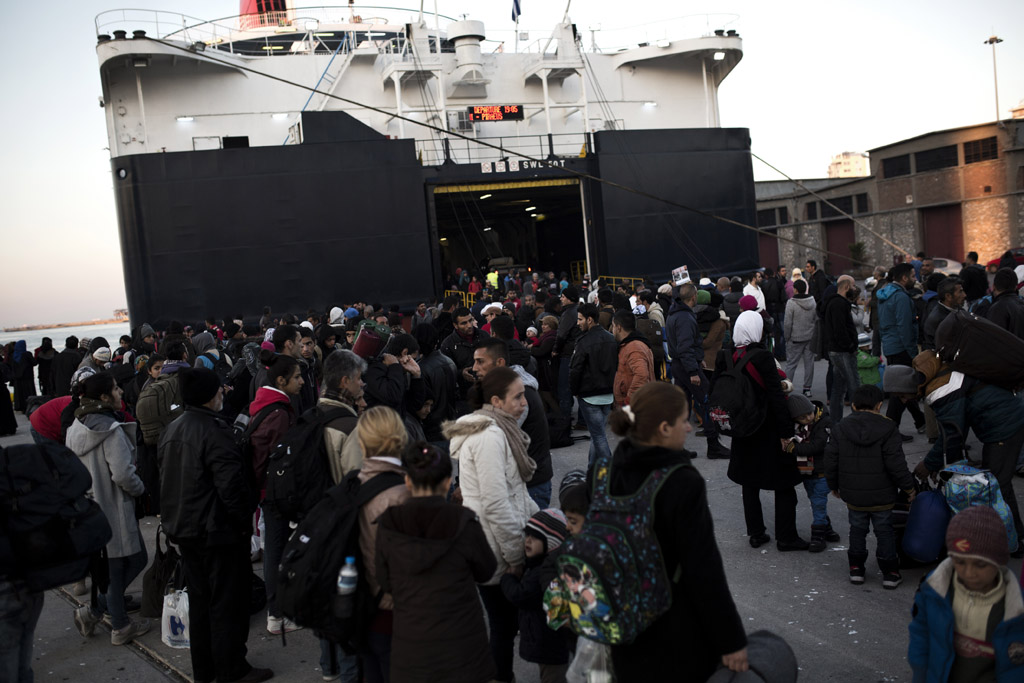 Flüchtlinge gehen im Hafen von Piräus von Bord (7.11.)