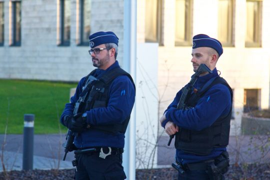 Polizisten bewachen das Eupener Parlament