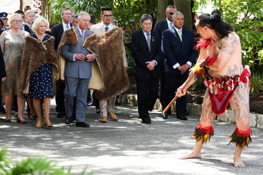 Britischer Thronfolger Prinz Charles (Mitte) und seine Frau Camilla (2.v.l.) beim Besuch der Maori