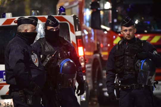 Geiselnahme in Roubaix: Polizisten riegeln Tatort ab