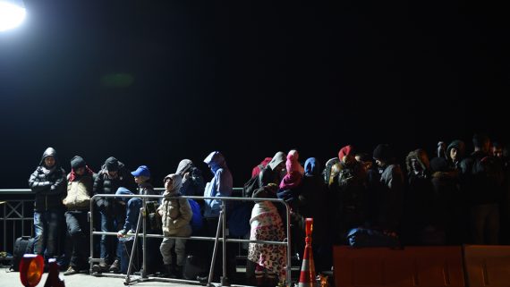 Flüchtlinge warten am niederbayerischen Grenzübergang bei Simbach (2.11.)