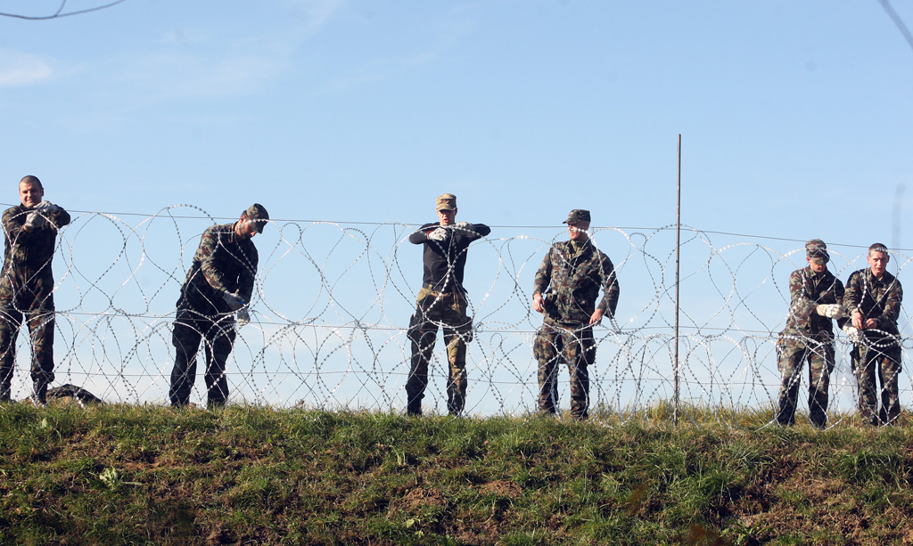 Slowenische Soldaten am Mittwoch beim Bau des Grenzzauns an der slowenisch-kroatischen Grenze nahe Brezice