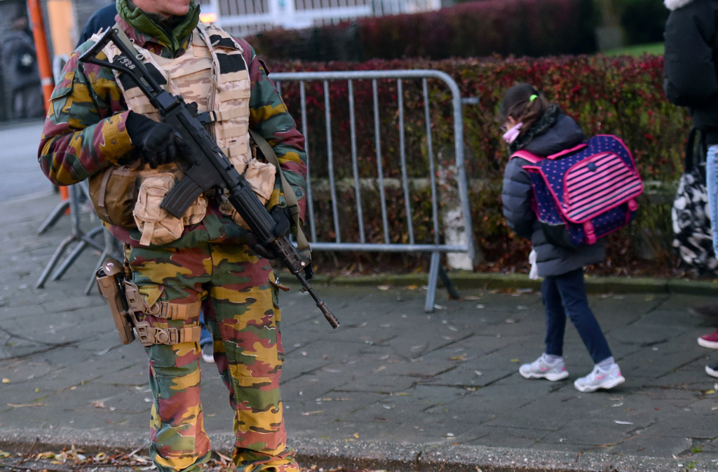 Ein bewaffneter Soldat bewacht den Eingang des französischen Lycées in Brüssel (25.11.)