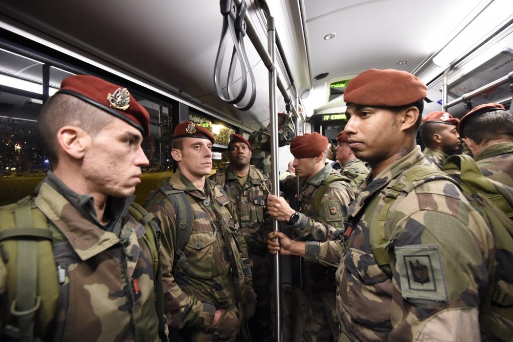 Nach den Anschlägen von Paris: Frankreich mobilisiert zusätzliche Sicherheitskräfte (Bild: Soldaten bei der Ankunft in Paris)