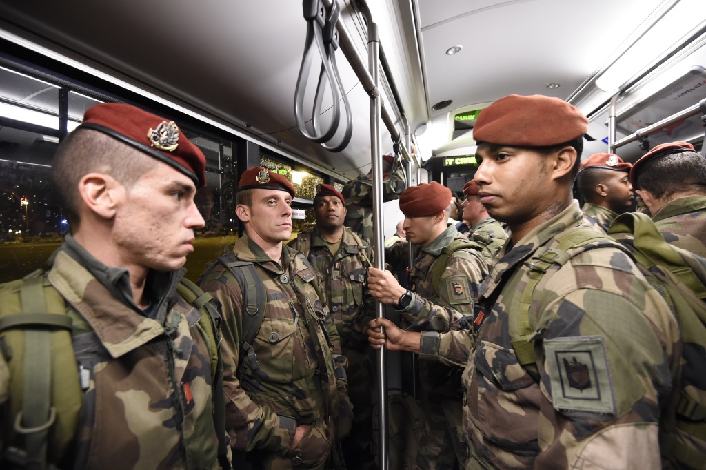 Nach den Anschlägen von Paris: Frankreich mobilisiert zusätzliche Sicherheitskräfte (Bild: Soldaten bei der Ankunft in Paris)