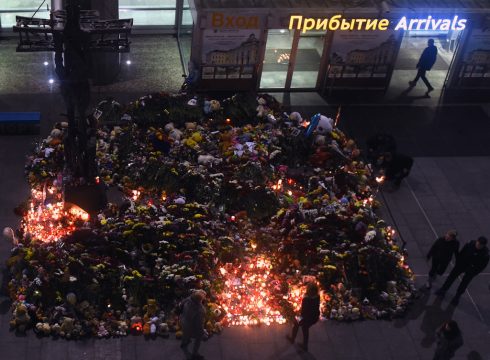 Kerzen und Blumen am Flughafen in St. Petersburg für die Opfer des Flugzeugabsturzes im Sinai (2.11.)