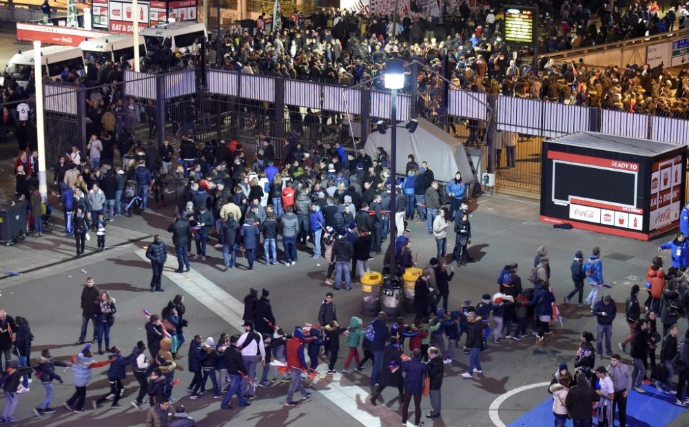 Fußballfans verlassen das Stade de France