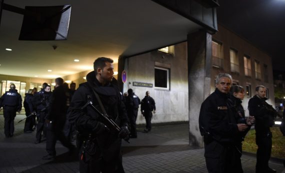 Polizei sichert Stadion in Hannover