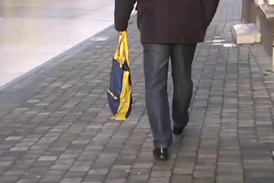 Fußgänger in Eupen mit Stoffbeutel