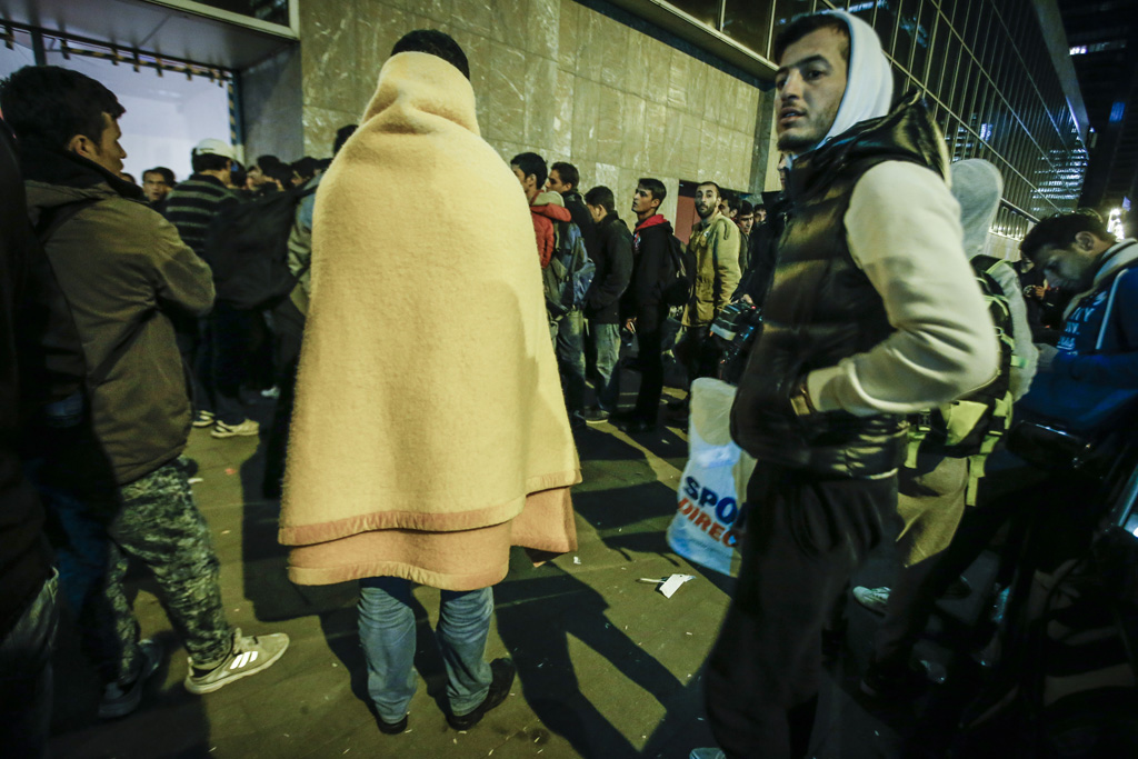 Schlange vor der Flüchtlingsunterkunft im World Trade Center III in Brüssel