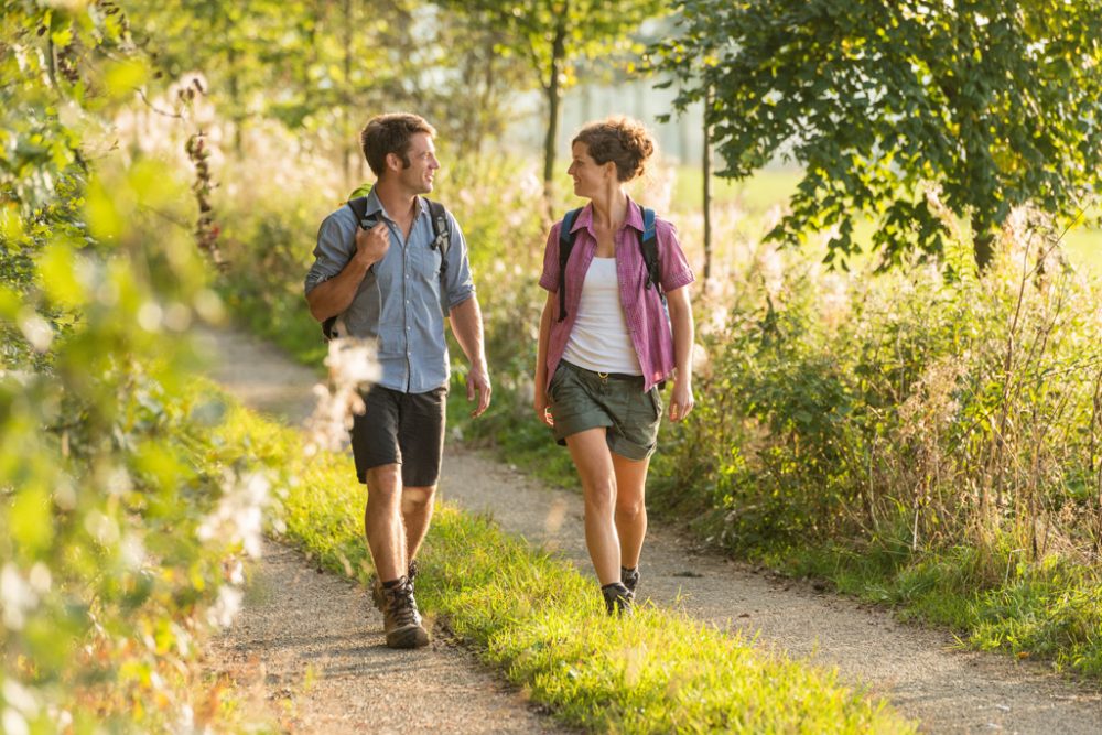 Zwei Wanderer auf der Rodder Höhe in Wirtzfeld