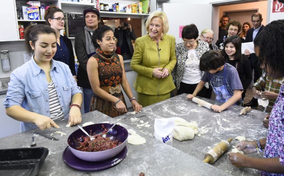 Die deutsche Bildungsministerin Johanna Wanka zu Besuch bei dem Flüchtlingsprojekt in Berlin am 29.10.