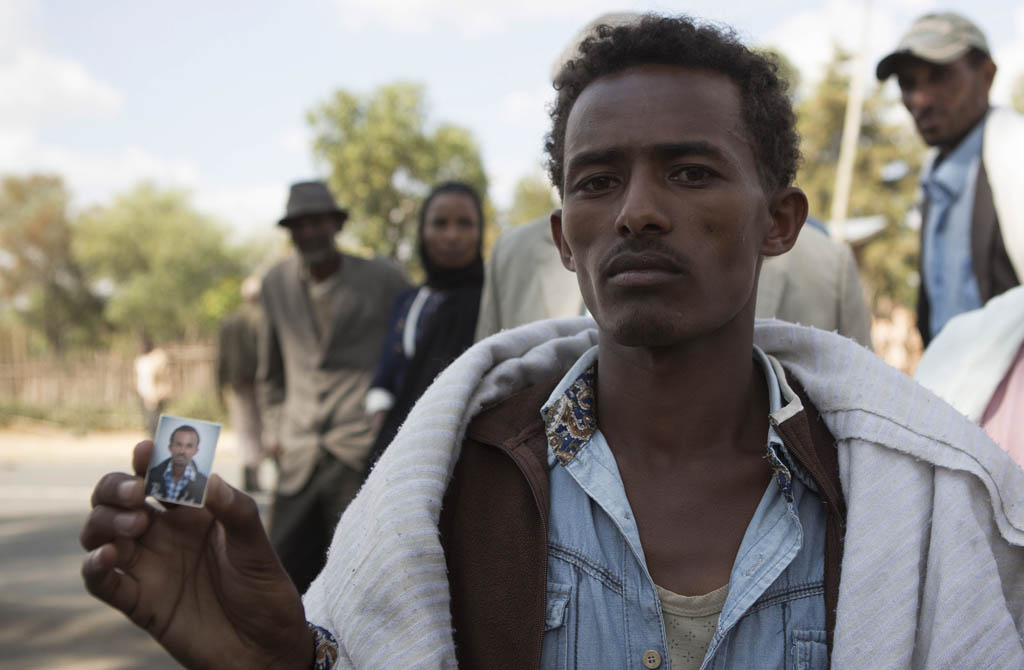 Junger Äthiopier mit dem Bild seines Bruders, der von äthiopischen Sicherheitskräften am 16. Dezember getötet wurde