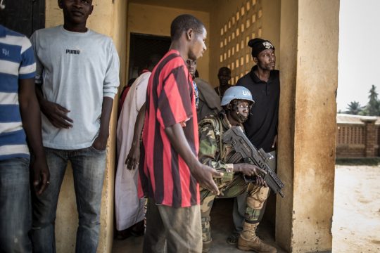 Wahllokal in Bangui unter Bewachung