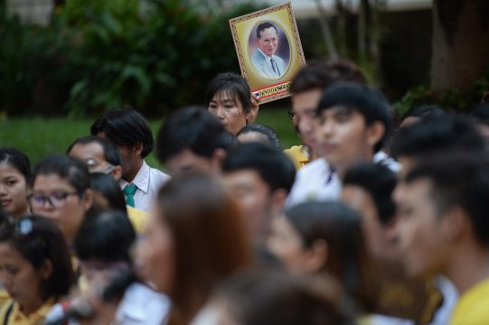Thailans König Bhumibol wird 88 - Bürger versammeln sich vor dem Krankenhaus in Bangkok, in dem er behandelt wird