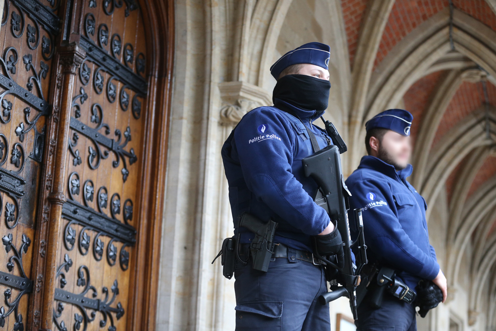 Bewaffnete Polizisten vor dem Brüsseler Rathaus (29.12.)