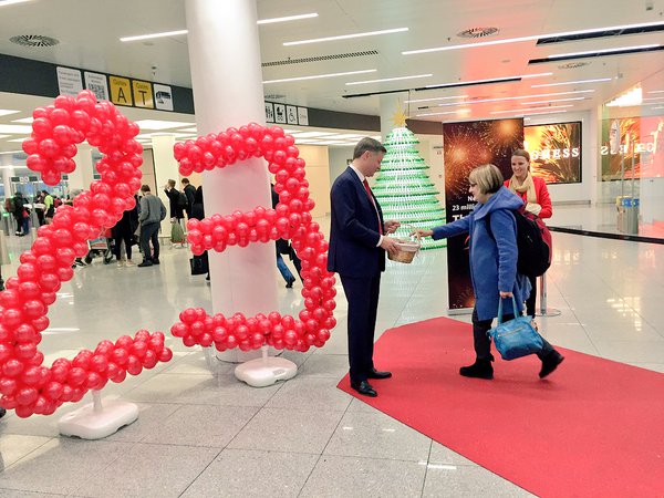 23 Millionen Passagiere am Brüsseler Flughafen: Flughafenchef Arnaud Feist teilt höchstpersönlich die Schokolade aus