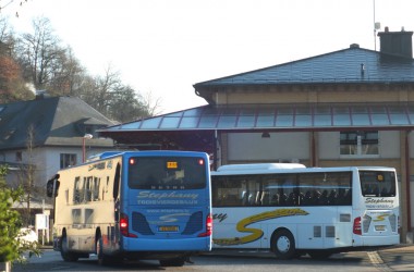 Busse von Stephany am Bahnhof von Ulflingen (Troisvierges)