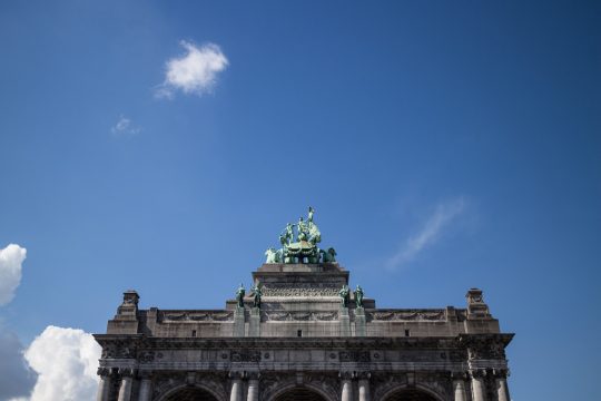 Blauer Himmel über dem Cinquantenaire in Brüssel