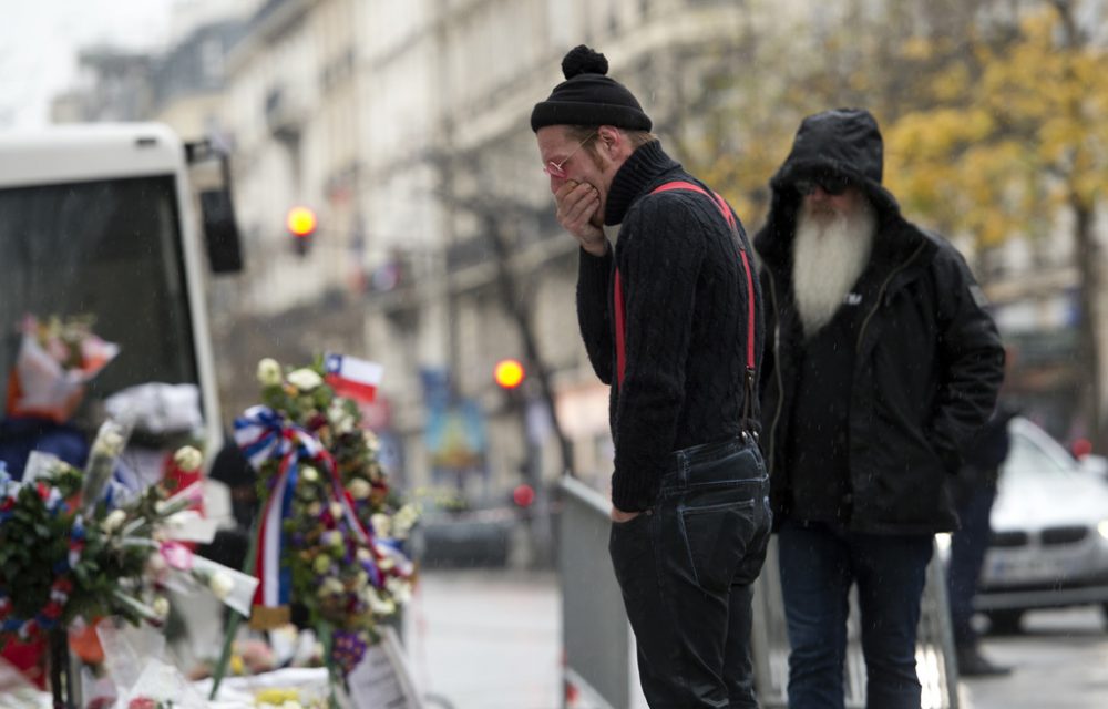 Sänger Jesse Hughes (l.) und Gitarrist Dave Catching von den Eagles of Death Metal kehren zu der Unglücksstelle zurück, um den Opfern die letzte Ehre zu erweisen (8.12.)