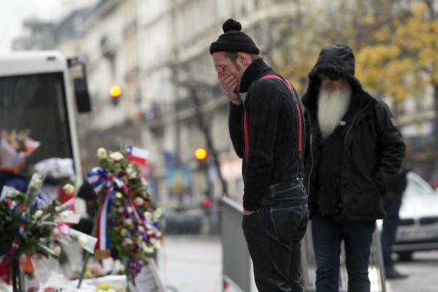Sänger Jesse Hughes (l.) und Gitarrist Dave Catching von den Eagles of Death Metal kehren zu der Unglücksstelle zurück, um den Opfern die letzte Ehre zu erweisen (8.12.)